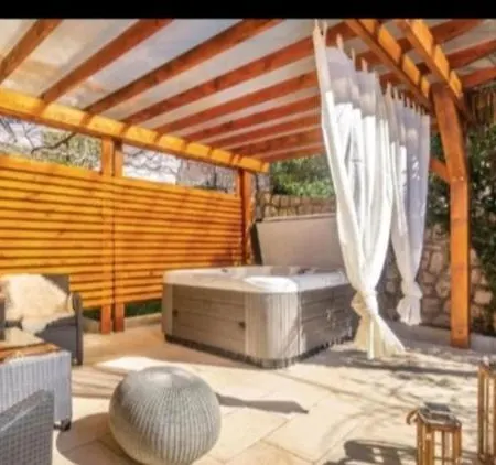 Case de vacanță Deluxe H - Private Jacuzzi Novi Vinodolski